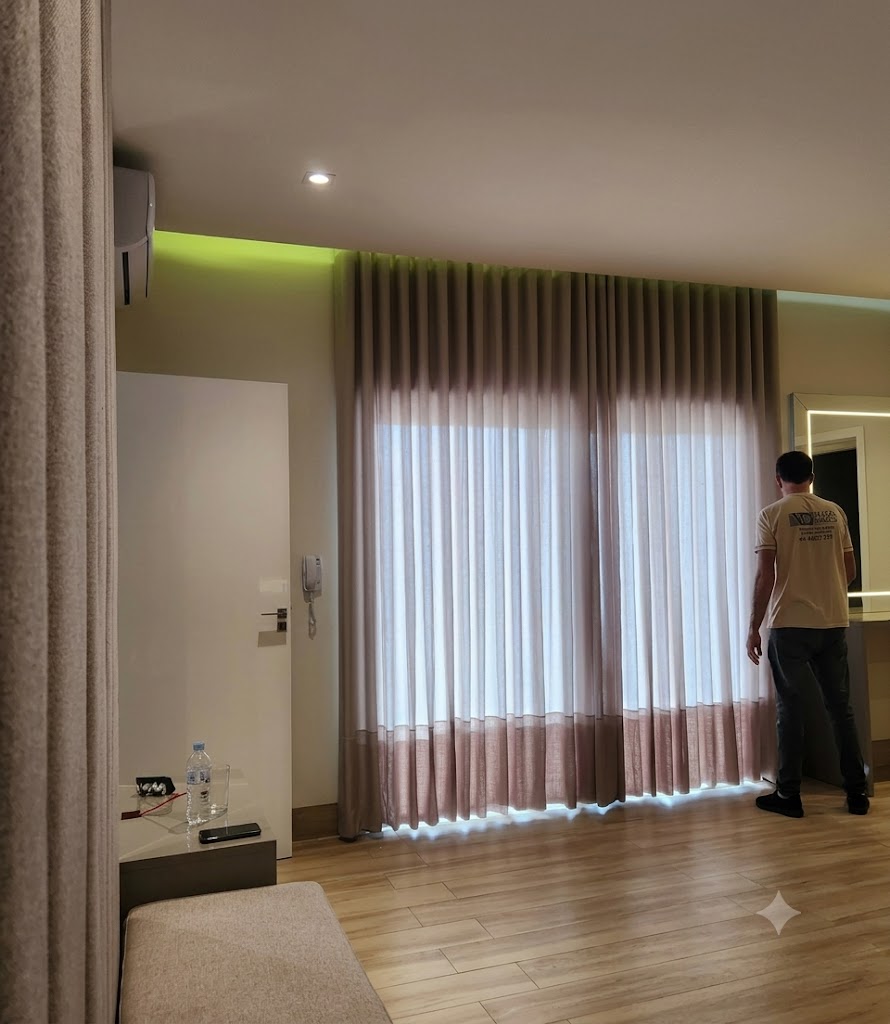Instalação de cortina dupla com persiana em quarto contemporâneo em Dourados